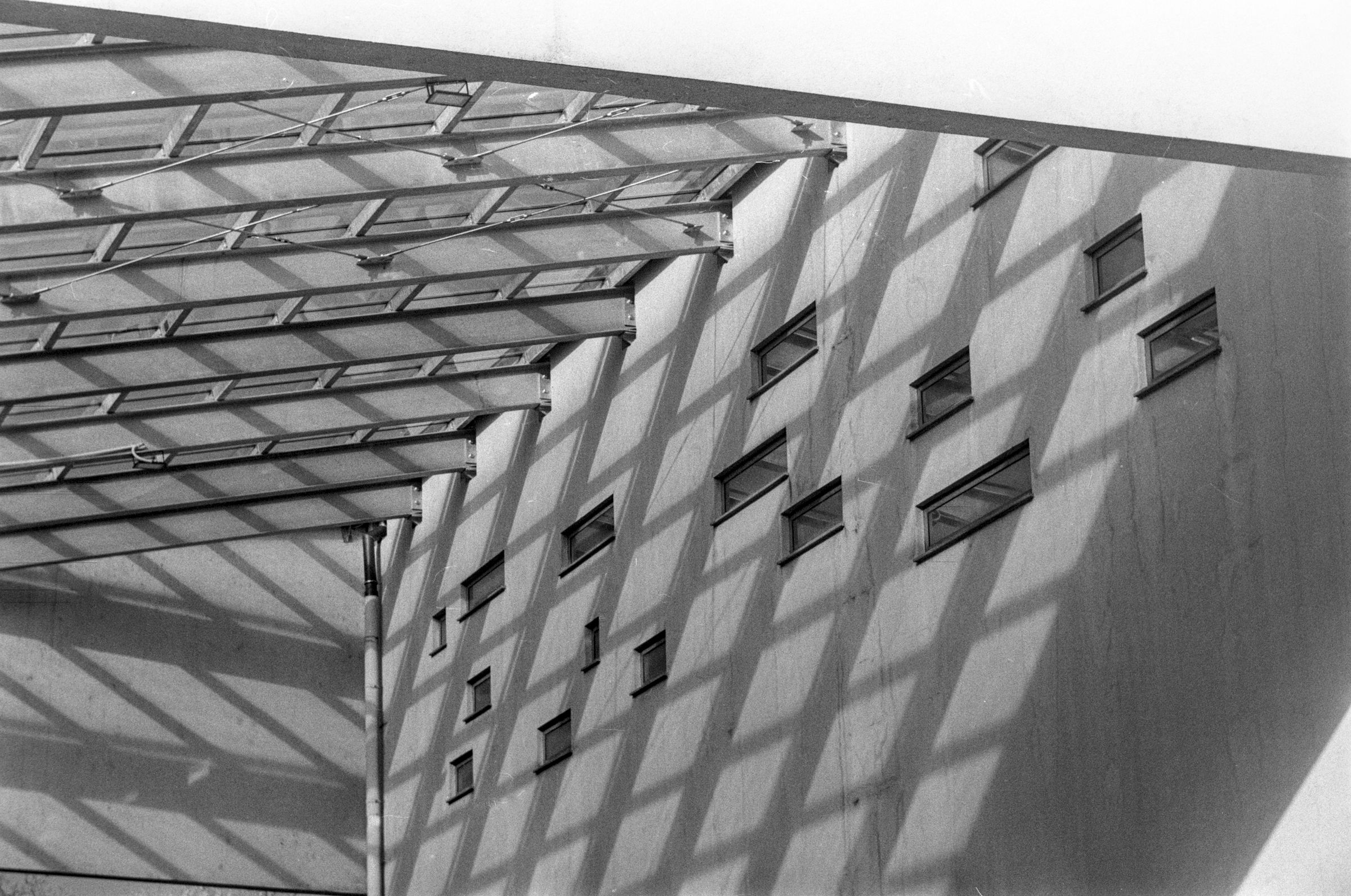 Arhitektonski detalj: grede krova, betonski zidovi, prozori, sjene